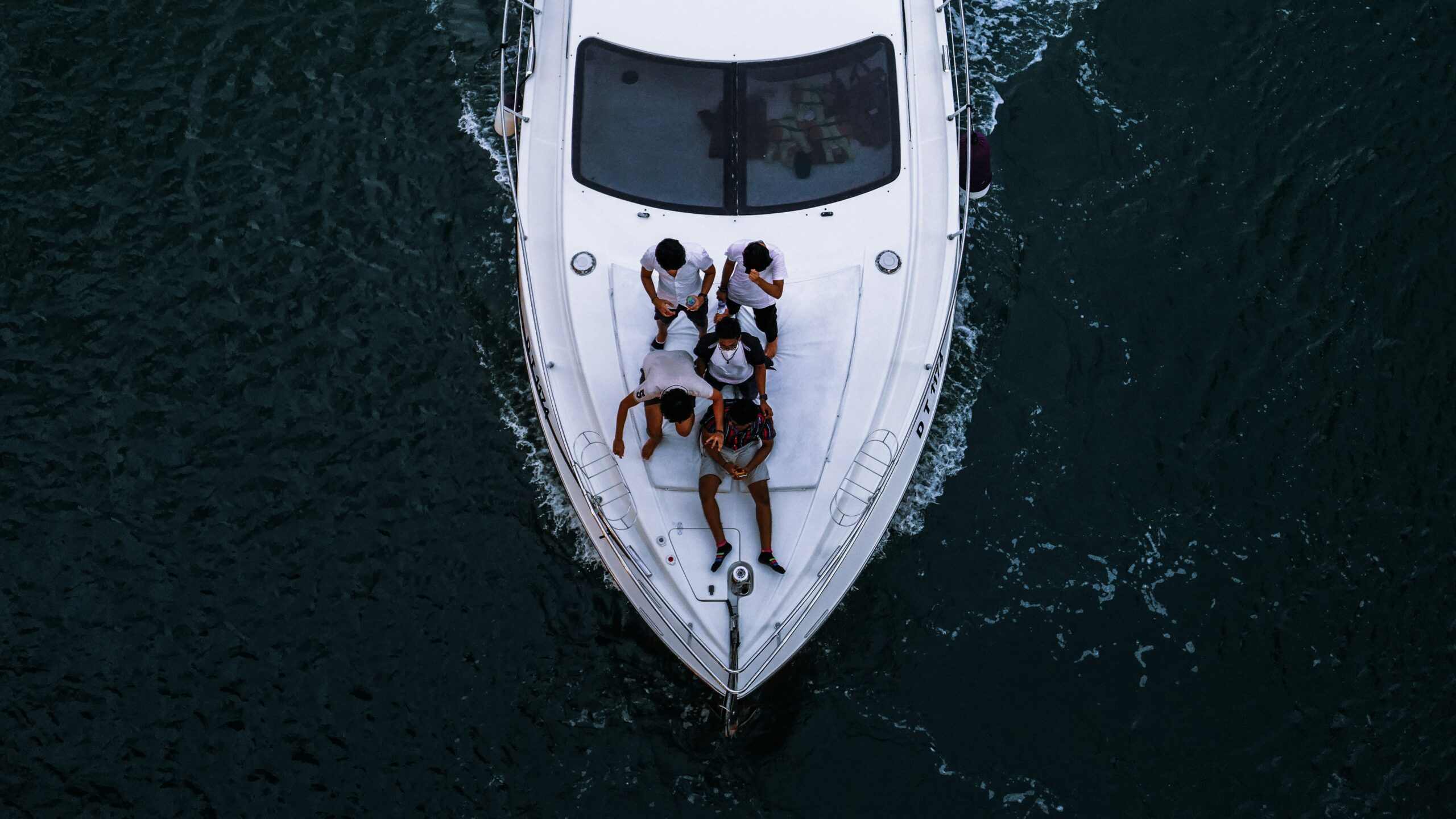How to Dress for a Yacht Dinner Cruise
